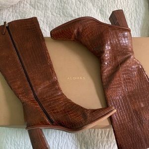 Alohas East Croco Brown size 9 boots